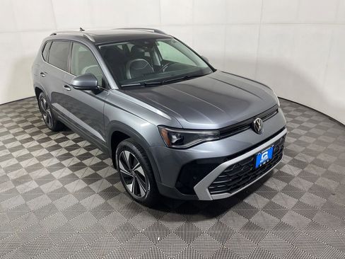 Used 2025 Volkswagen Taos SE AWD/4WD image 1