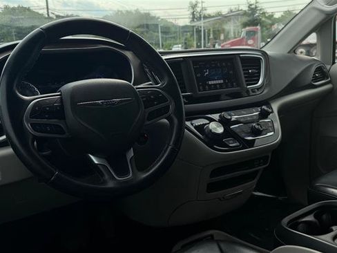 Used 2018 Chrysler Pacifica Touring-L FWD image 24