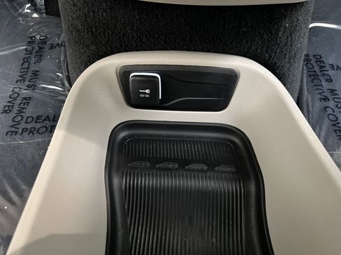 Used 2024 Chrysler Pacifica Touring-L image 50