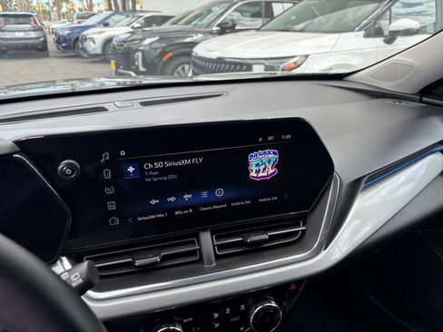 Used 2025 Chevrolet Trax LT w/ LT Convenience Package FWD image 16