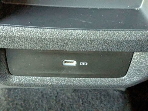 Used 2025 Volkswagen Taos SE image 15