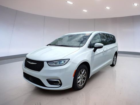 Used 2023 Chrysler Pacifica Touring-L FWD image 2