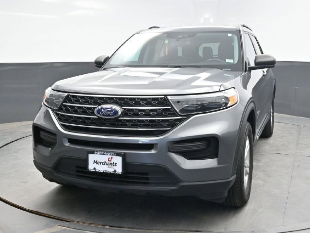 Used 2023 Ford Explorer XLT AWD/4WD image 2
