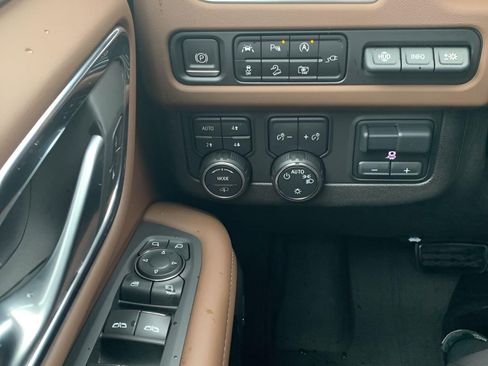 Used 2022 Chevrolet Tahoe High Country AWD/4WD image 12