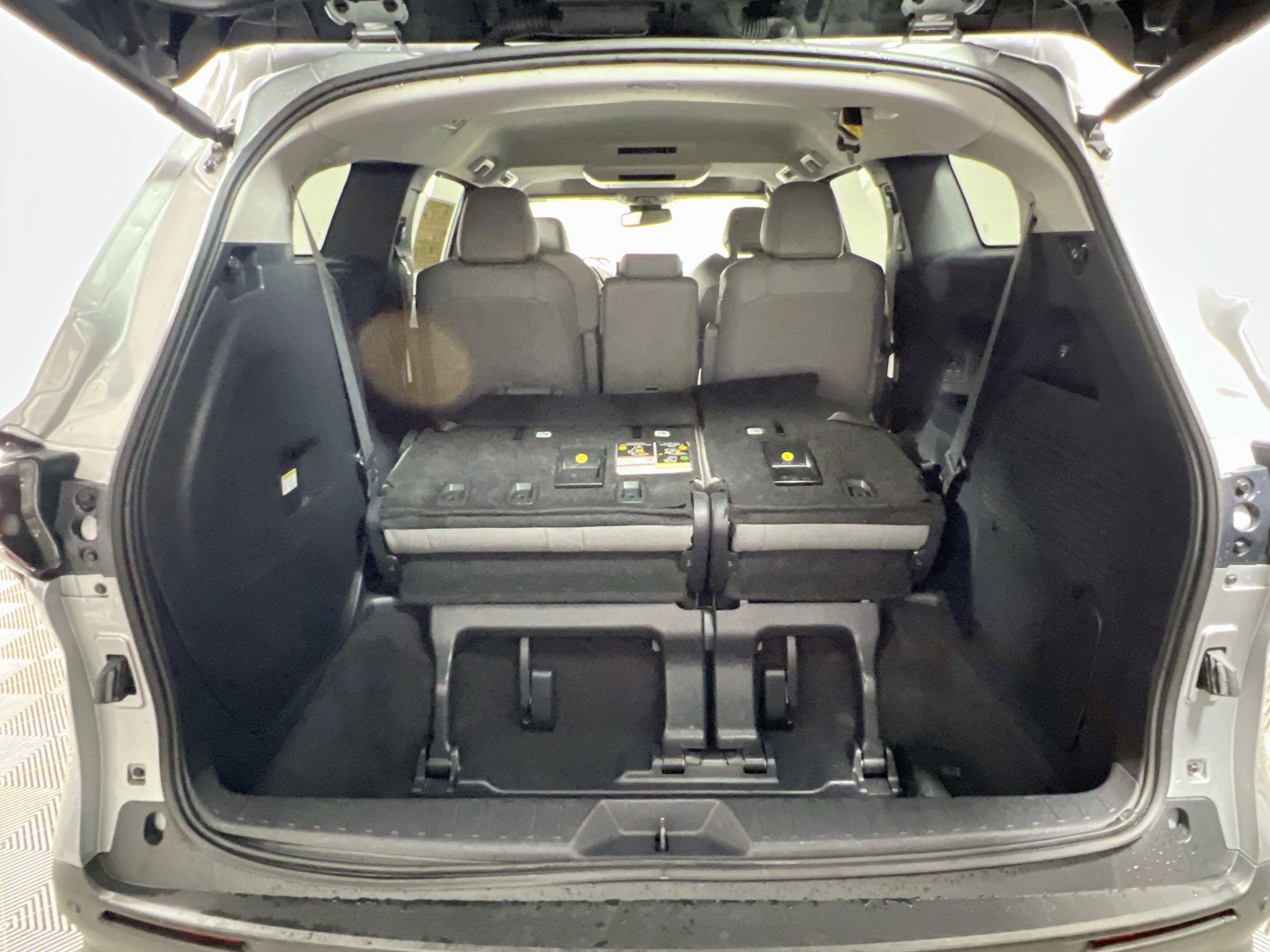 Used 2025 Toyota Sienna XLE w/ XLE Plus Package FWD image 9
