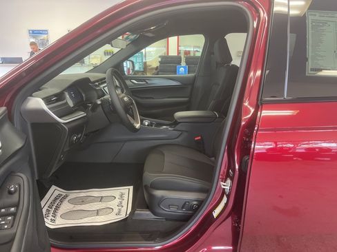 New 2025 Jeep Grand Cherokee 4WD image 6