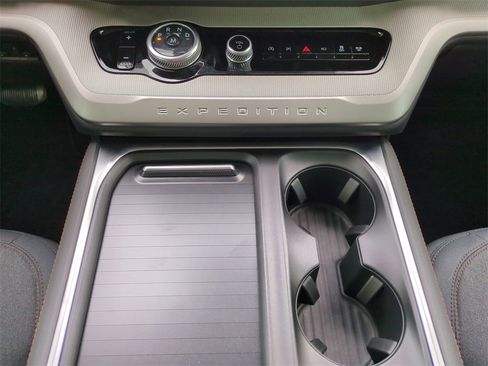 New 2025 Ford Expedition Active image 19
