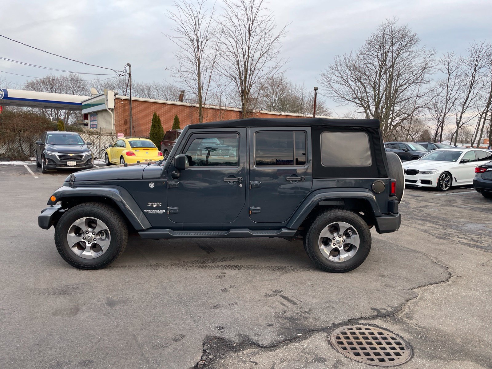 Used 2017 Jeep Wrangler Unlimited Sahara w/ Connectivity Group AWD/4WD image 2