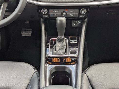 Used 2025 Jeep Compass Latitude image 18