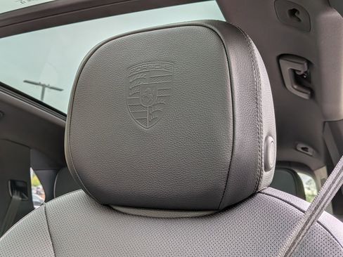 Certified 2025 Porsche Cayenne AWD/4WD image 6