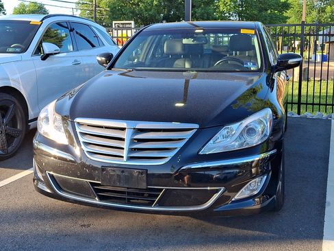 Used 2013 Hyundai Genesis 3.8 w/ Technology Pkg RWD image 4