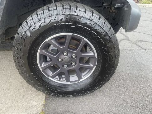 Used 2021 Jeep Gladiator Overland AWD/4WD image 9