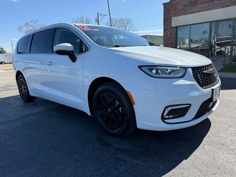 Used 2023 Chrysler Pacifica Touring-L image 2