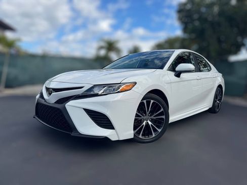 Used 2020 Toyota Camry SE image 2