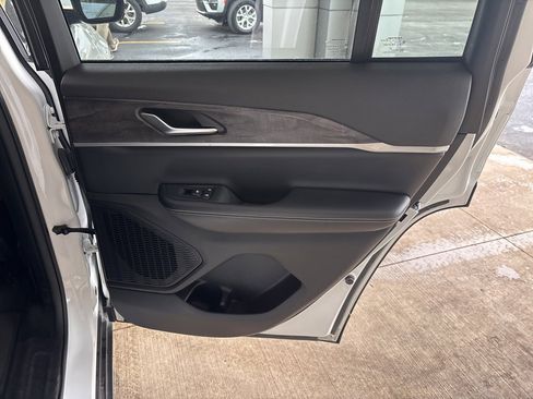 Used 2023 Jeep Grand Cherokee Limited image 25