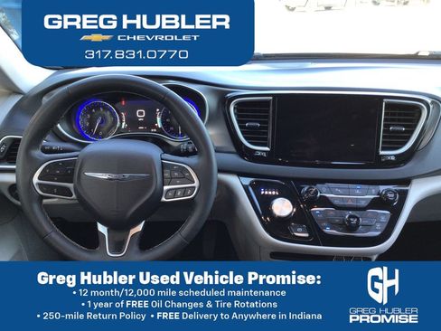 Used 2024 Chrysler Pacifica Touring-L FWD image 2