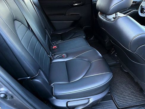 Used 2023 Toyota Highlander XLE AWD/4WD image 24
