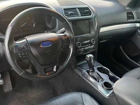 Used 2018 Ford Explorer XLT w/ Equipment Group 202A FWD image 10
