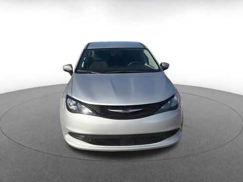 Used 2023 Chrysler Voyager LX image 4