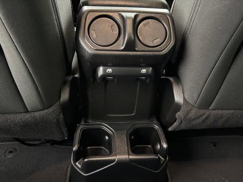 Used 2019 Jeep Wrangler Unlimited Sport S AWD/4WD image 32