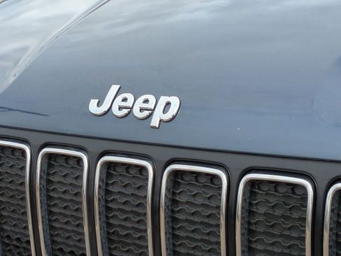 Used 2020 Jeep Renegade Latitude w/ Cold Weather Group AWD/4WD image 12
