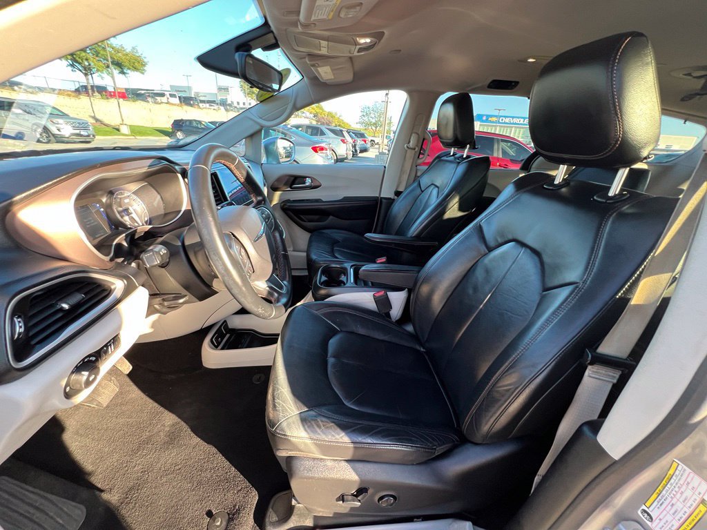 Used 2017 Chrysler Pacifica Touring-L FWD image 18