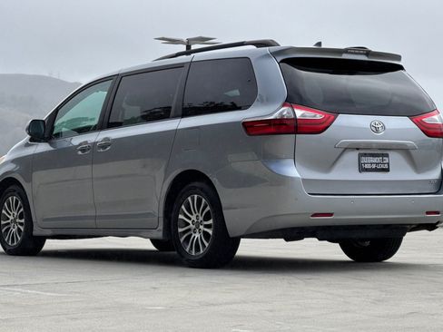 Used 2018 Toyota Sienna XLE w/ XLE Navigation Package FWD image 3