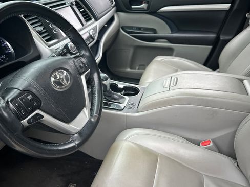 Used 2019 Toyota Highlander XLE image 12