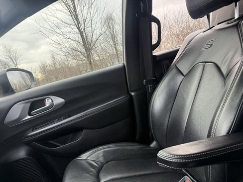 Used 2018 Chrysler Pacifica Touring-L Plus w/ S Appearance Package image 30