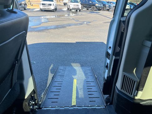 Used 2018 Dodge Grand Caravan SXT image 29