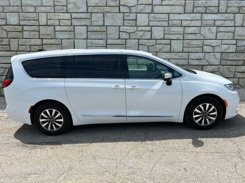 Used 2023 Chrysler Pacifica Limited w/ Uconnect Theater Family Group FWD image 6