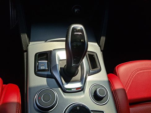 Used 2024 Alfa Romeo Stelvio Veloce AWD/4WD image 16