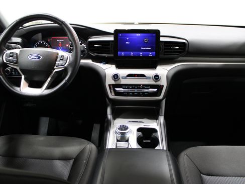 Used 2023 Ford Explorer XLT AWD/4WD image 2