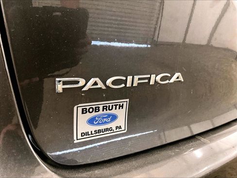 Used 2017 Chrysler Pacifica Touring-L w/ 13 Speaker Alpine Sound Group image 13