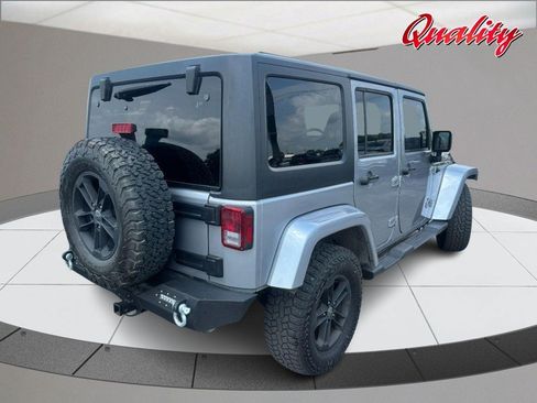 Used 2017 Jeep Wrangler Unlimited Sahara w/ Connectivity Group AWD/4WD image 3