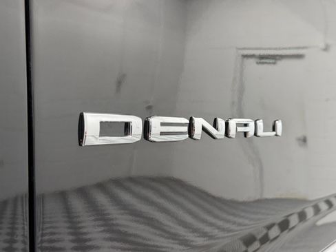 Used 2025 GMC Yukon XL Denali AWD/4WD image 9