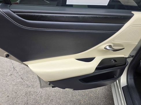 Used 2022 Lexus ES 300h w/ Premium Package image 19