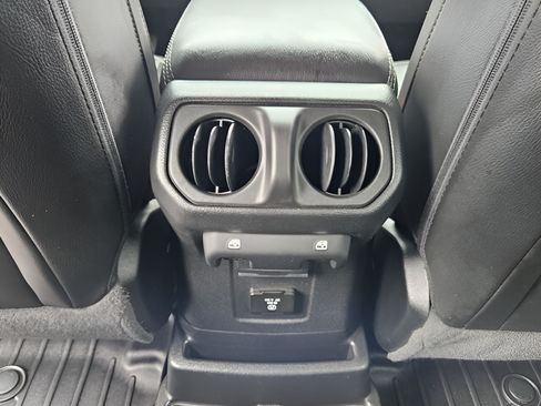 Used 2022 Jeep Wrangler Unlimited Sahara w/ Cold Weather Group AWD/4WD image 10