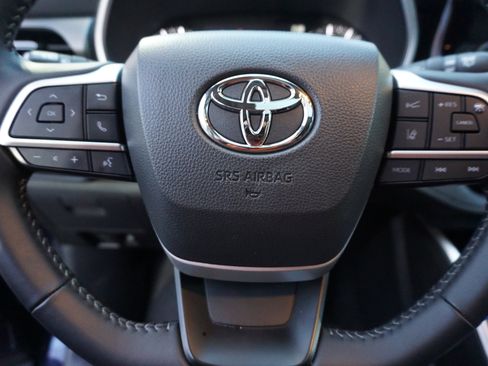 Used 2025 Toyota Highlander XLE image 9