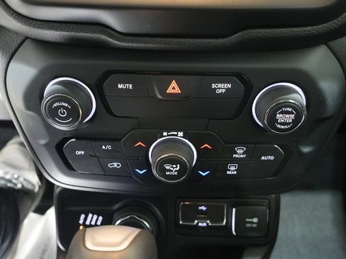 Certified 2018 Jeep Renegade Latitude w/ UConnect 8.4 Nav Group AWD/4WD image 36