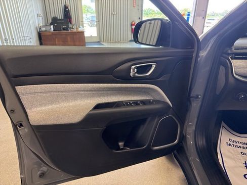 Used 2024 Jeep Compass Latitude image 24