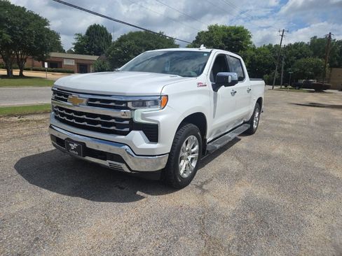 Used 2023 Chevrolet Silverado 1500 LTZ w/ LTZ Convenience Package II AWD/4WD image 3