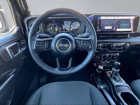 Used 2025 Jeep Wrangler Unlimited Rubicon 4xe w/ Convenience Group AWD/4WD image 5
