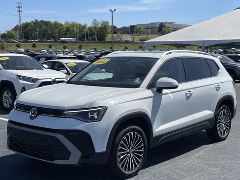 Used 2025 Volkswagen Taos SE w/ Panoramic Sunroof Package FWD image 3
