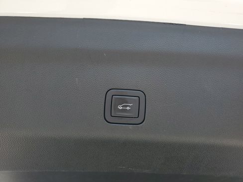 Used 2025 GMC Yukon Denali RWD image 16