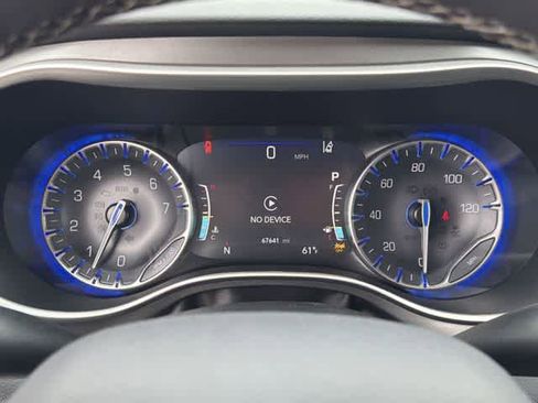 Used 2023 Chrysler Pacifica Touring-L image 26