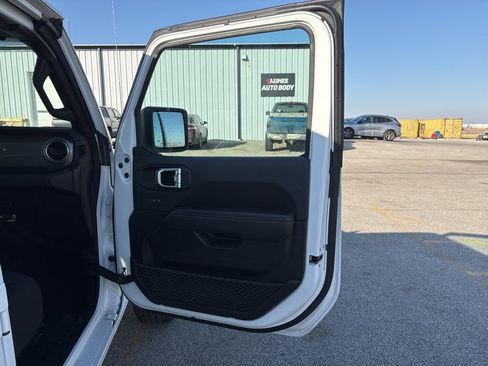 Used 2023 Jeep Wrangler Sahara image 19