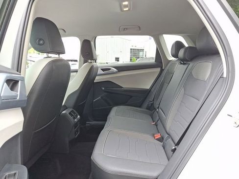 Used 2025 Volkswagen Taos SE FWD image 10