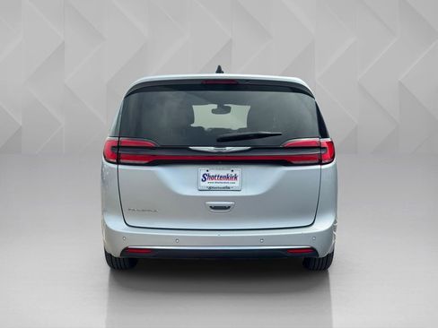 Used 2023 Chrysler Pacifica Touring-L FWD image 6