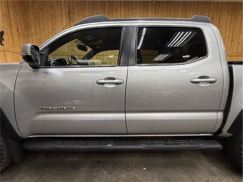 Used 2017 Toyota Tacoma TRD Off-Road AWD/4WD image 14